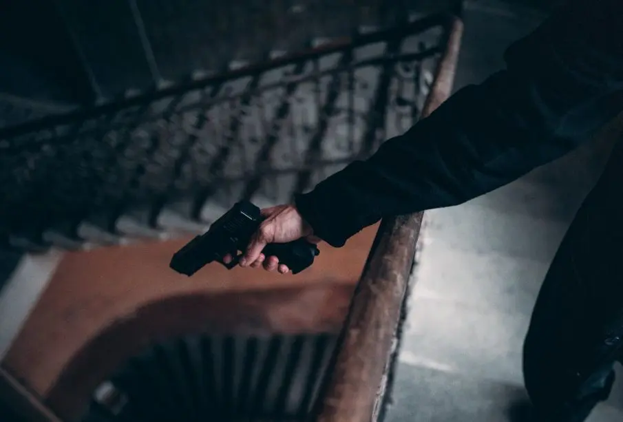 Persona apuntando con arma de fuego