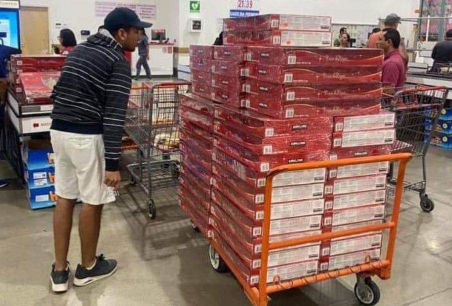 Persona comprando rosca de Costco