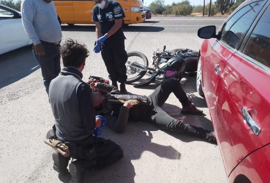 Persona tentida en la calle lesionada tras choque