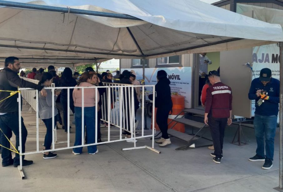 Personas comprando boletos para el Carnaval de La Paz