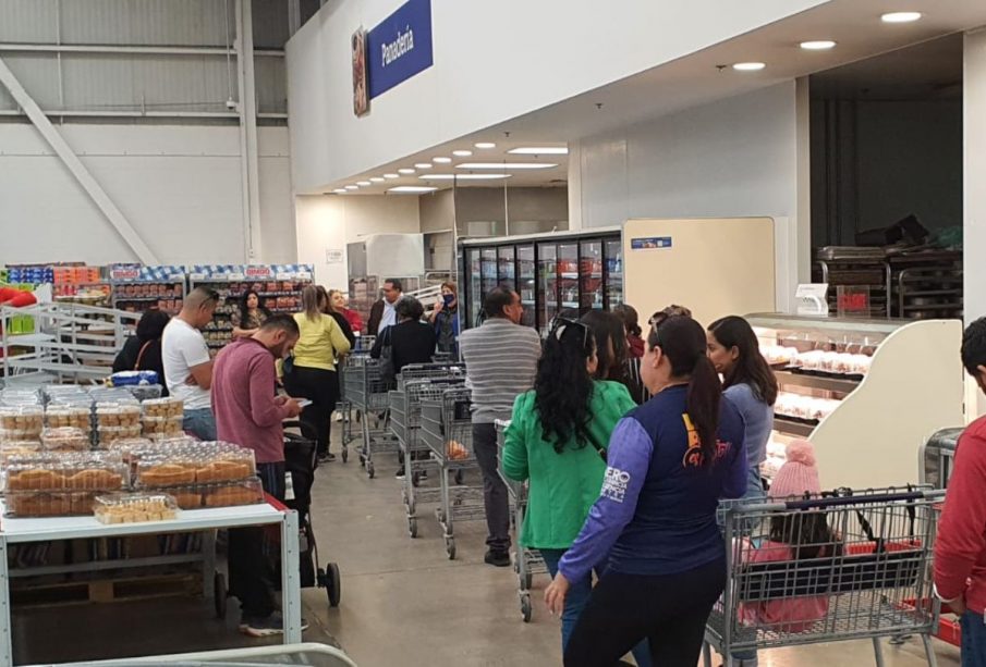 Personas comprando roscas en supermercados