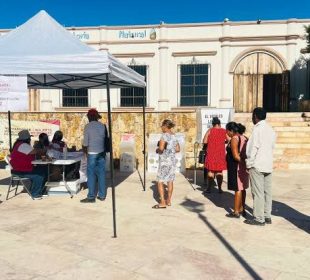 Personas en casilla de votación