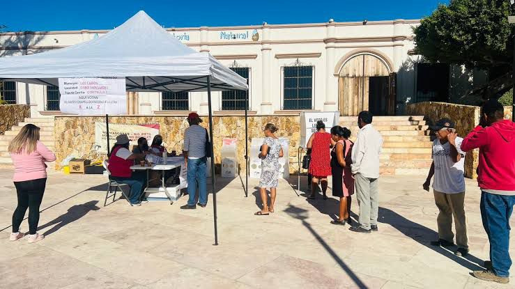 Personas en casilla de votación