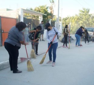 Personas limpiando calle