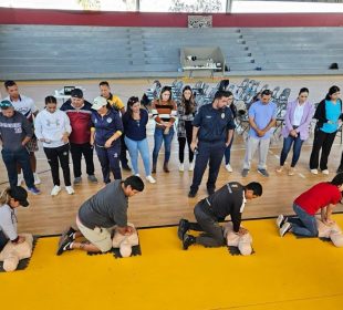 Personas tomando curso de primeros auxilios