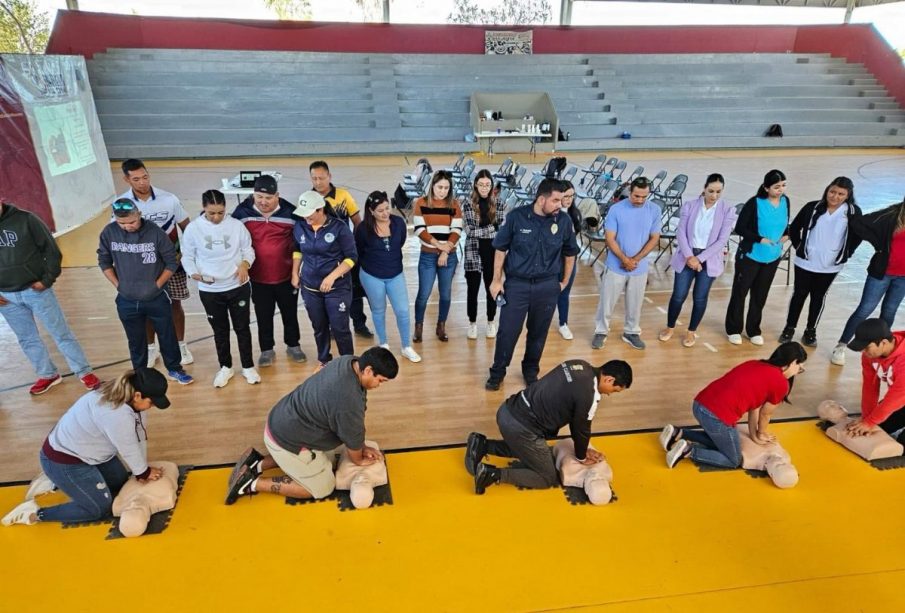 Personas tomando curso de primeros auxilios