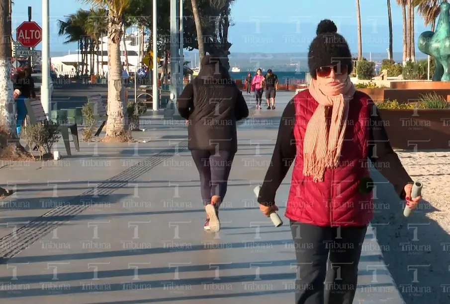 Personas usando chamarras en malecón de La Paz