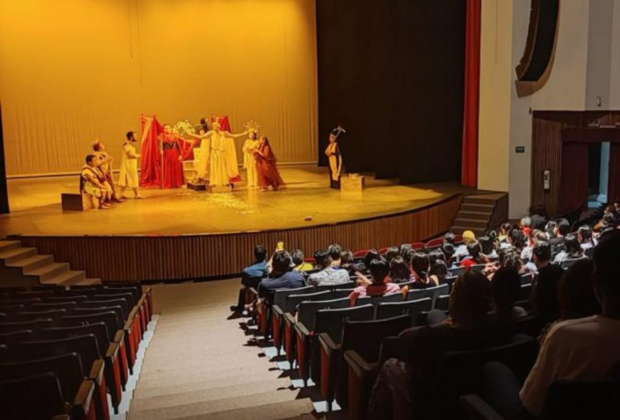 Personas viendo obra de teatro