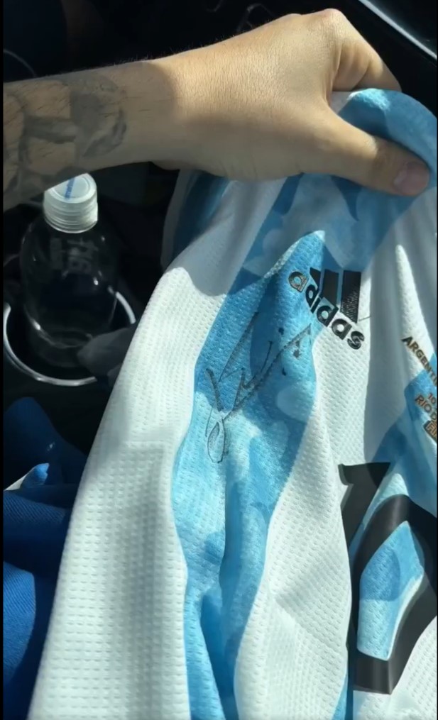 Playera de Argentina autografiada por Messi