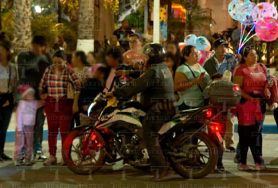 Policía municipal en el malecón de La Paz