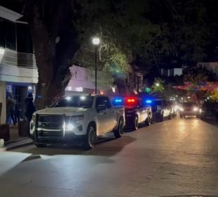 Policía municipal en zona de bares en La Paz