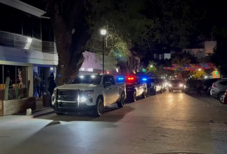 Policía municipal en zona de bares en La Paz