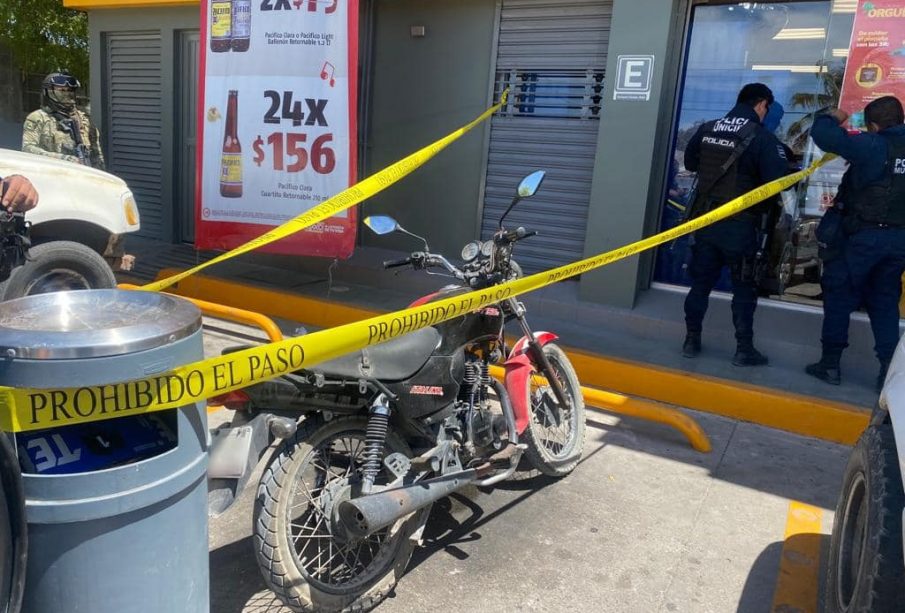 Policías acordonando oxxo por robo