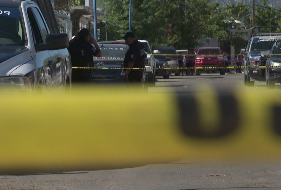 Policías en zona acordonada por homicidio