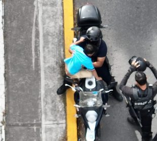 Policías estatales de Nayarit, logran por medio de un dron, localizar a un jovencito extraviado.