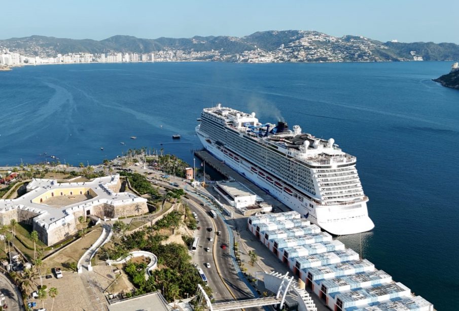 Arribó el primer crucero turístico a Acapulco tras el paso de 'Otis'