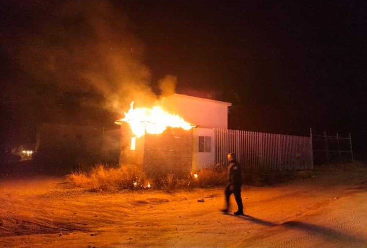 Puesto incendiándose en Todos Santos