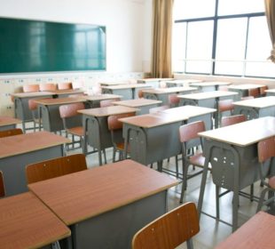 Salón de clases vacío por suspensión en Baja California