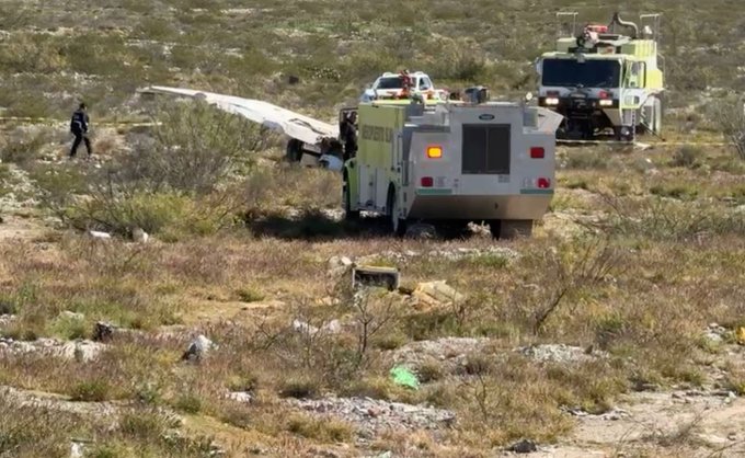 Servicios de emergencia en zona de avioneta desplomada