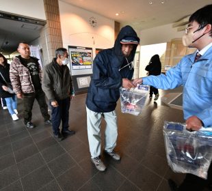 Personas hacen fila para recibir agua