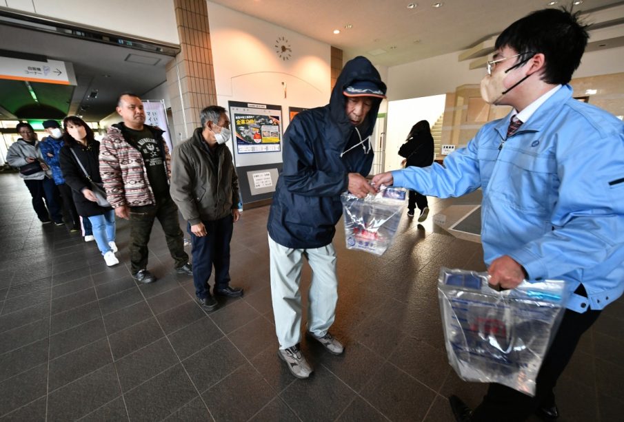 Personas hacen fila para recibir agua