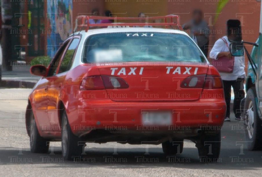 Taxi circulando en la paz