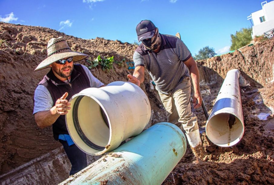 Trabajadores de OMMSAPAS La Paz reparando acueducto