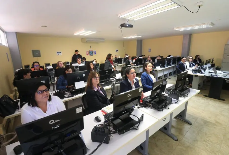 Trabajasores tomando curso