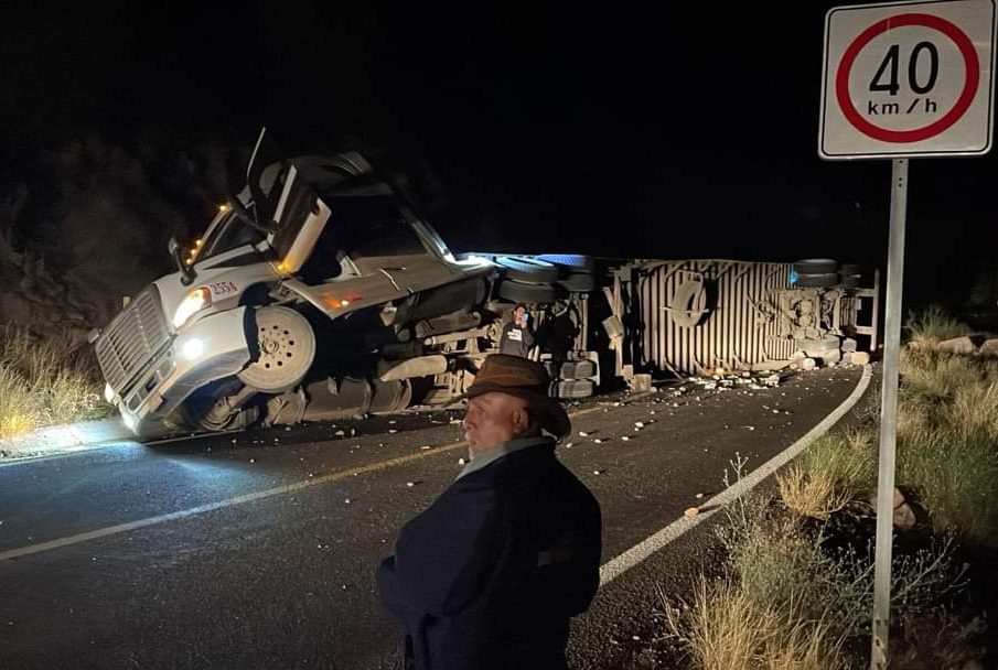 Tráiler volcado en carretera