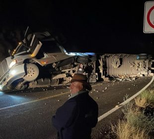 Tráiler volcado en carretera de Mulegé