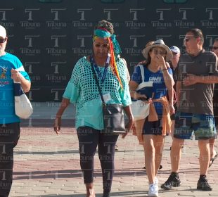 Turistas caminando en centro de La Paz