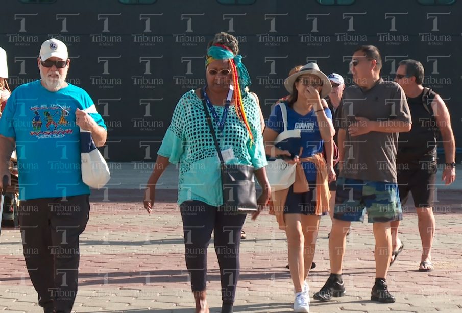 Turistas caminando en centro de La Paz