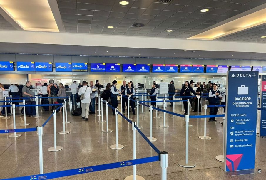 Turistas en las taquillas del aeropuerto de Los Cabos