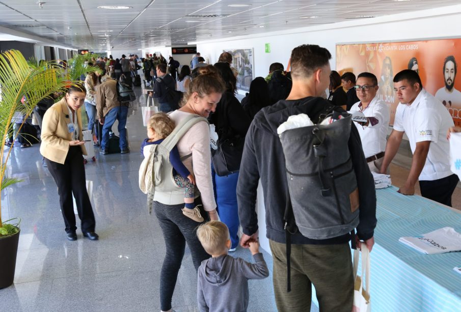 Turistas llegando al aeropuerto de Los Cabos