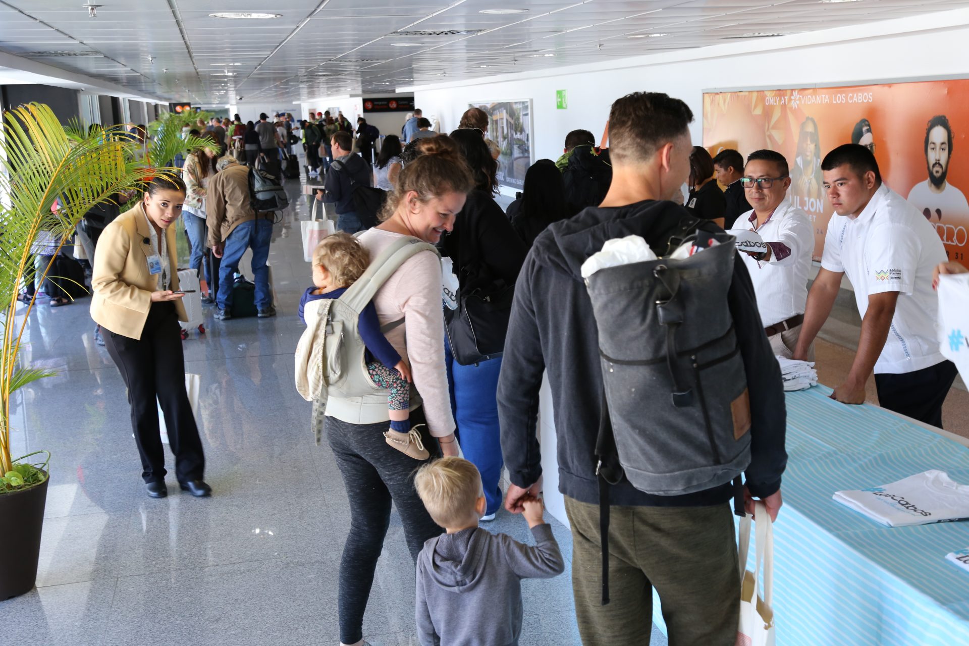 Turistas llegando al aeropuerto de Los Cabos