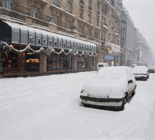 Vehículo y calle cubierta de nieve