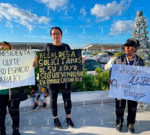 Vendedores con letreros manifestandose