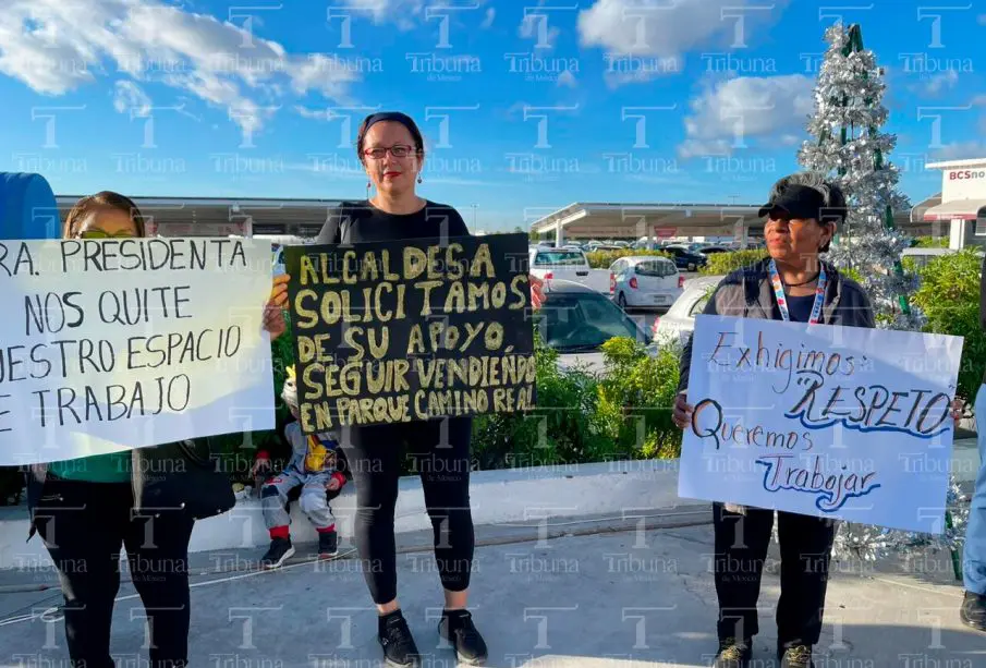 Vendedores con letreros manifestandose