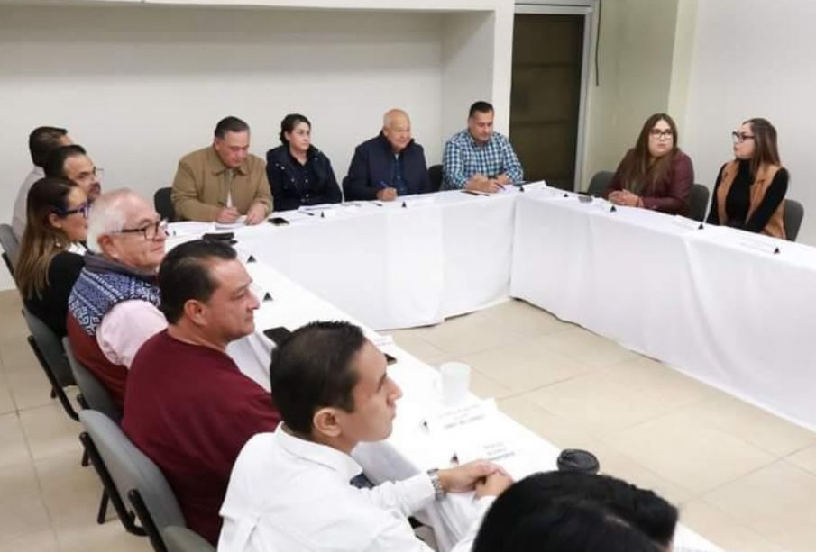 Víctor Castro en reunión de Los Cabos