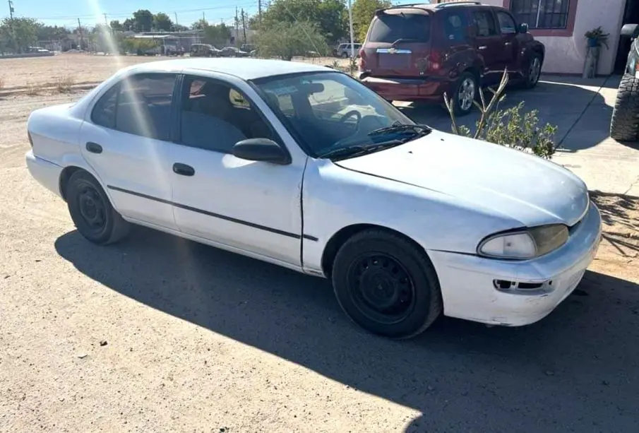 Auto blanco con reporte de robo