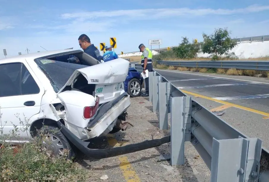 Vehículo dañado tras choque en Todos Santos