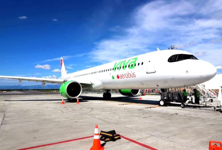 Avión de Viva Aerobús en Aeropuerto