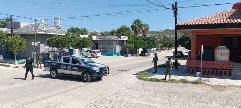 Elementos de seguridad resguardando calle