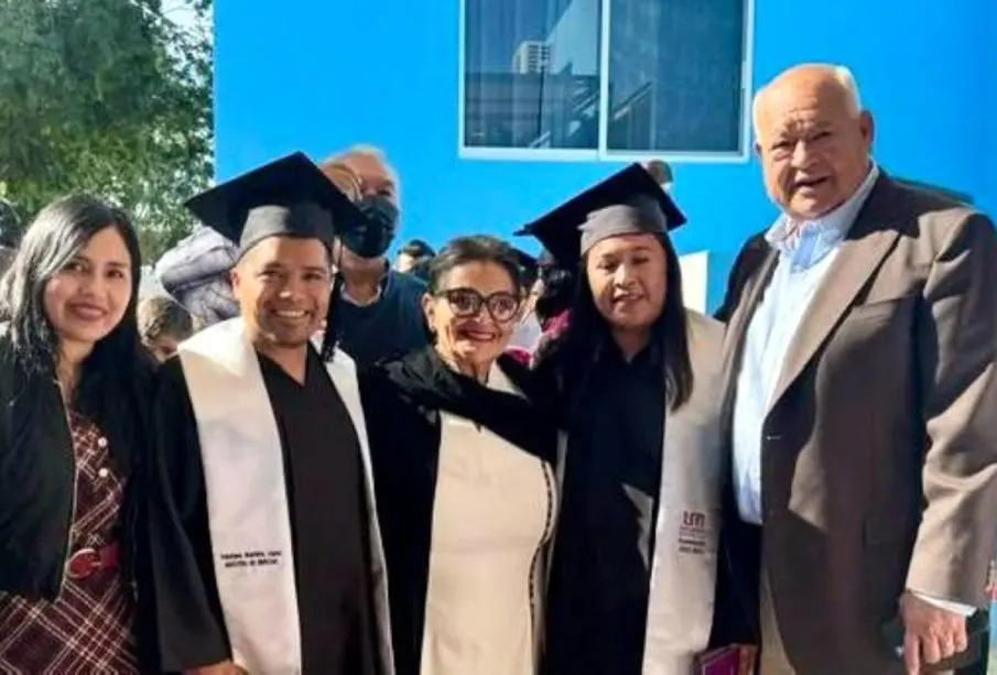 Gobernador de BCS en evento educativo