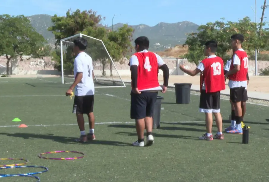 Jóvenes en campo de fútbol