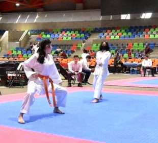 Practicantes de karate en La Paz