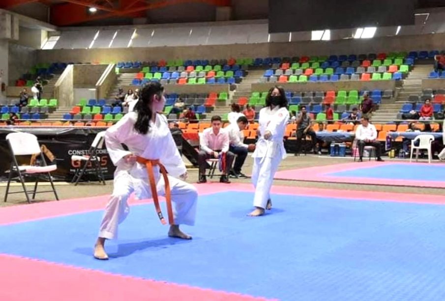 Practicantes de karate en La Paz