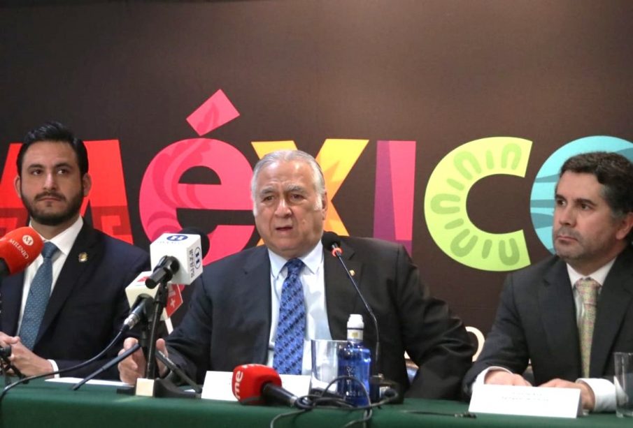 Autoridades de Sectur en la Fitur 2024