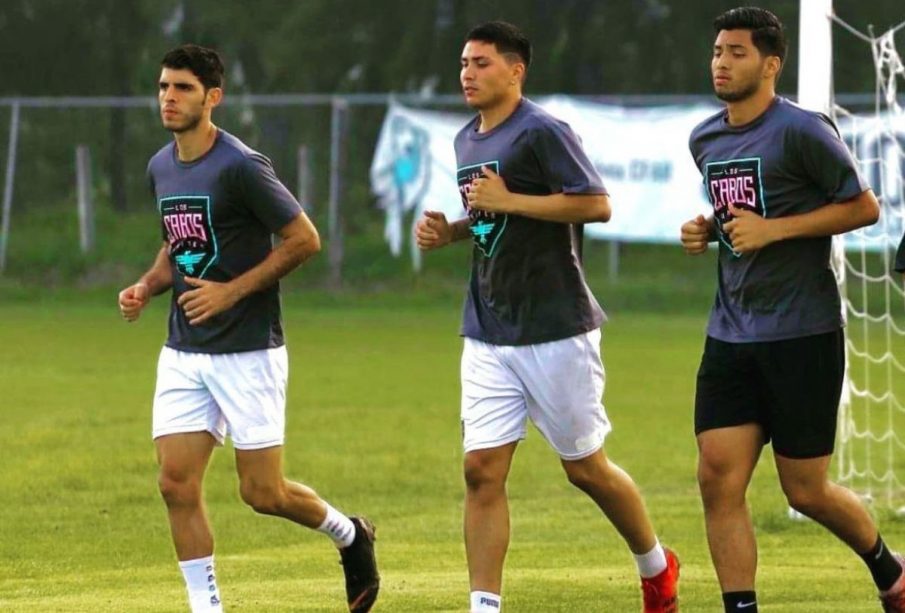 Jugadores en la cancha del equipo Los Cabos United