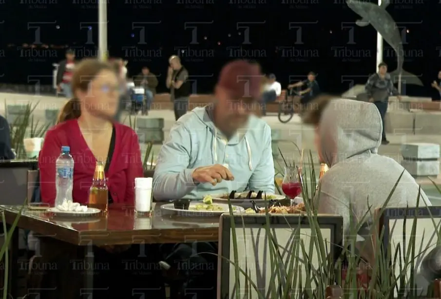 Comensales en un restaurante en BCS